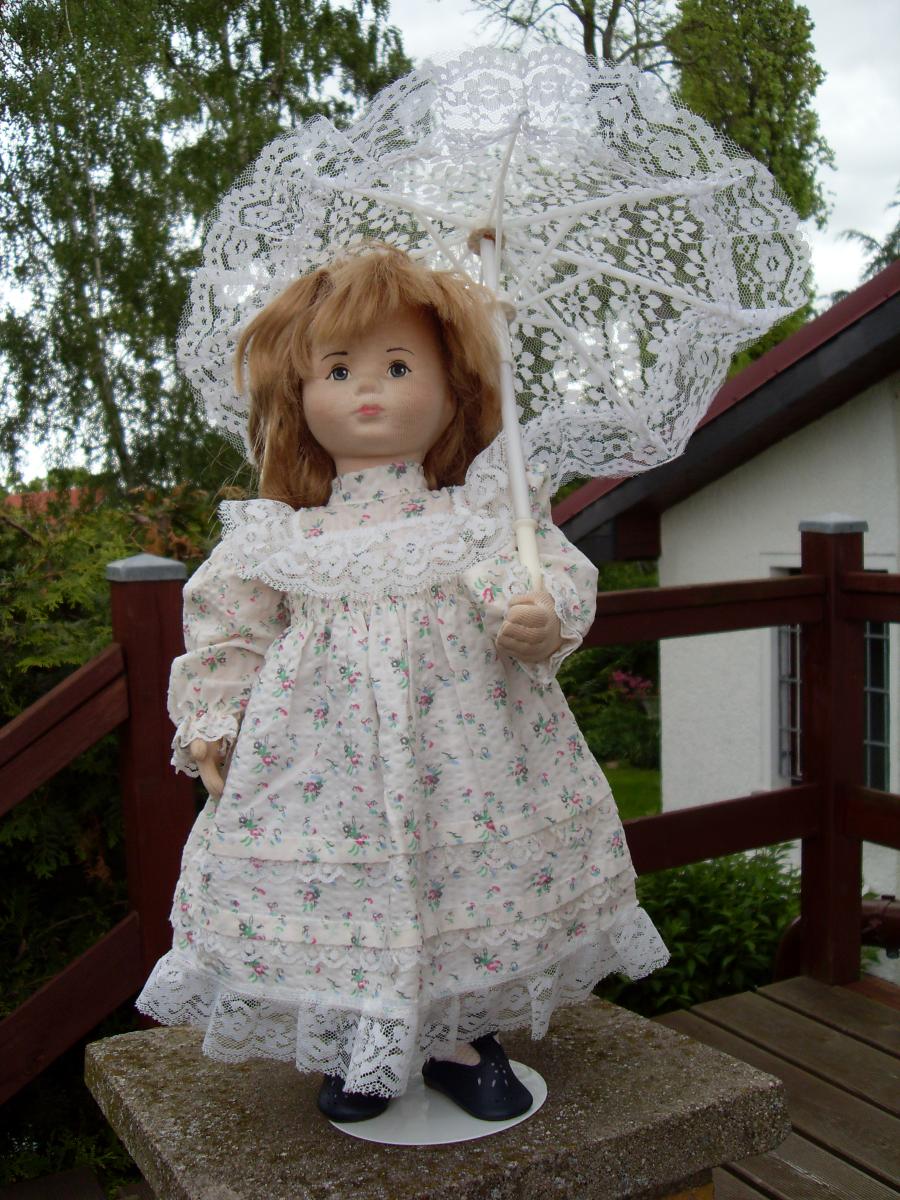 Kleid mit Unterkleid und Spitze und Sonnenschirm