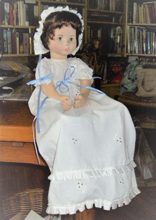 Taufkleid weiß mit Lochstickerei und Mütze