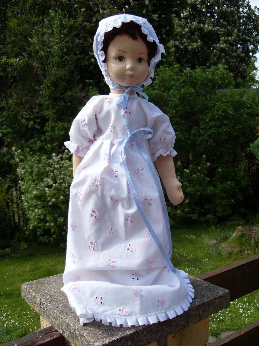 Taufkleid mit Lochstickerei und Mütze